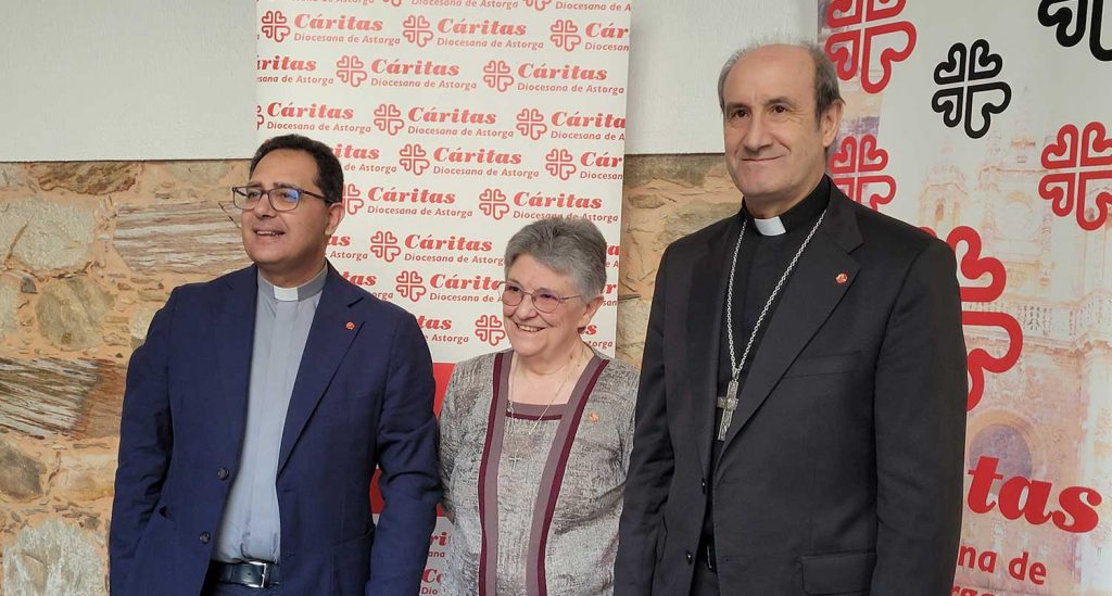 Monseñor Fernández acompañado de Vicente Martín, delegado episcopal de Cáritas Española, e Inmaculada del Peso, directora de Cáritas Astorga.